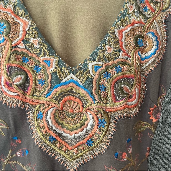 MILITARY GREEN V NECK TOP WITH EMBROIDERY SIZE SMALL - Picture 2 of 9